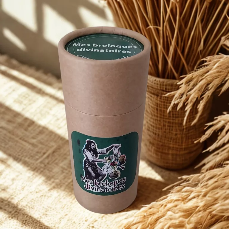 Vue de face de la boite à breloques bohemienne un tube de rangement en cartonarborant une étiquette